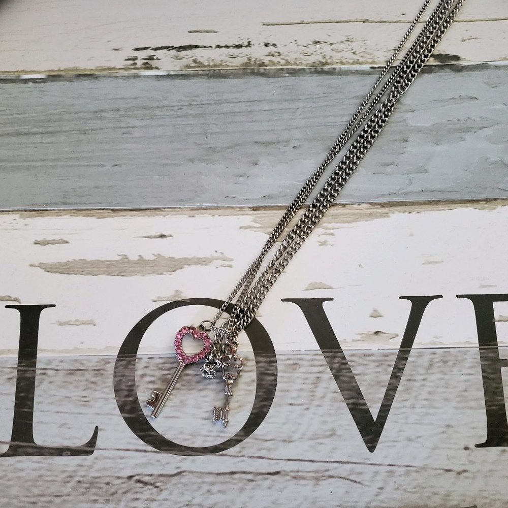 Pink Heart Key Necklace & 2 pairs of Pink Earrings - Picture 4 of 9